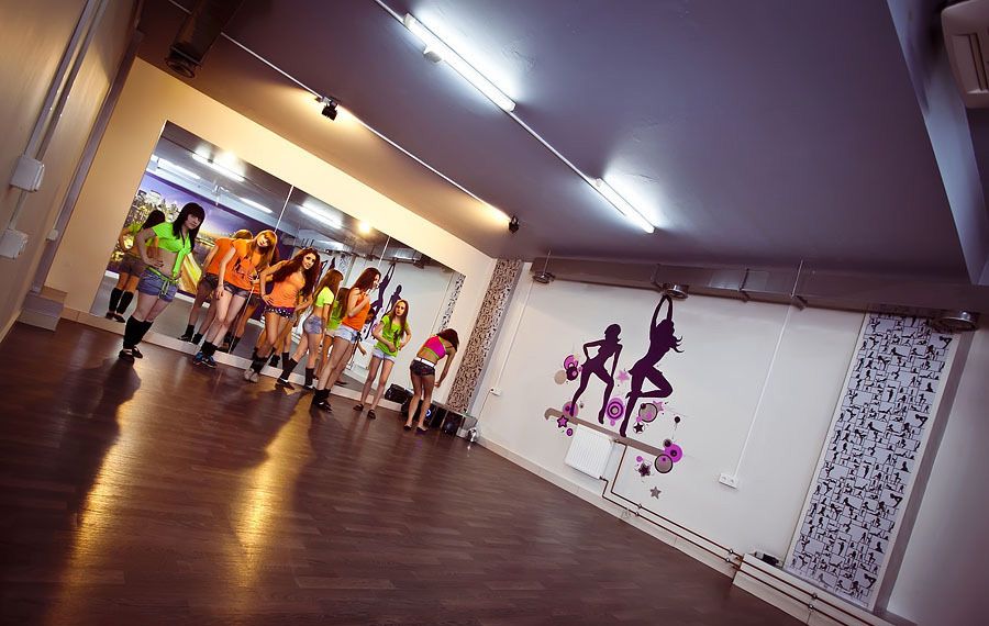 Студия танца и фитнеса шаг вперед в городе Ханты-Мансийск логотип. Школа танцев шаги